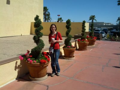 Cu o cafea printre flori